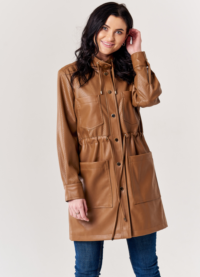 Плащ женский из эко кожи коричневого цвета модель № 20794 меха малина