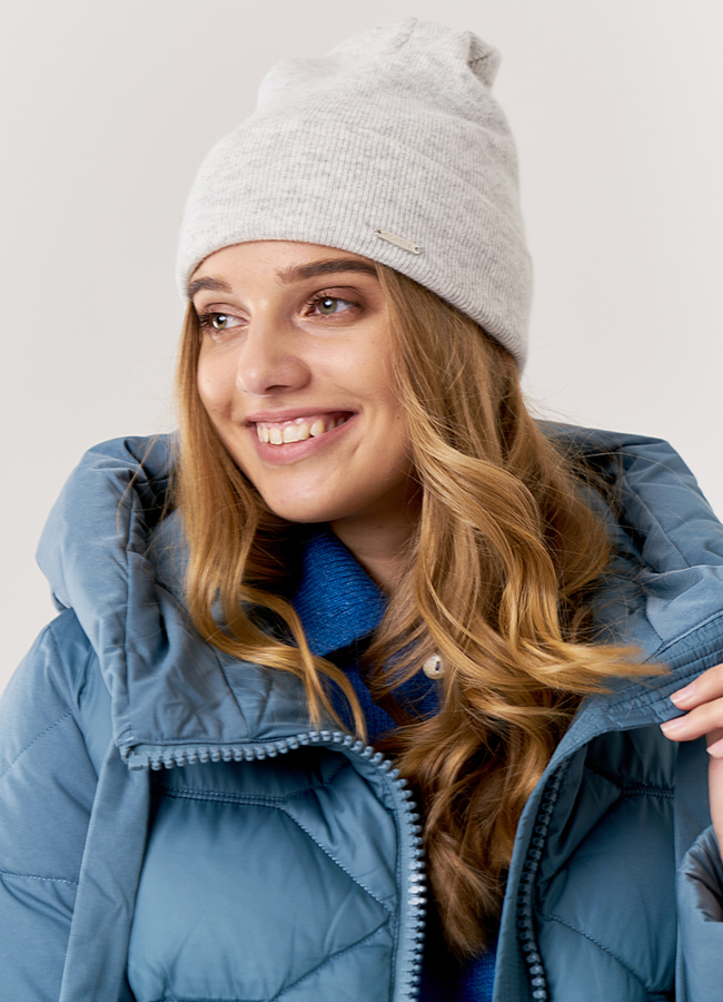 Серая женская шапка модель № 9361 меха малина