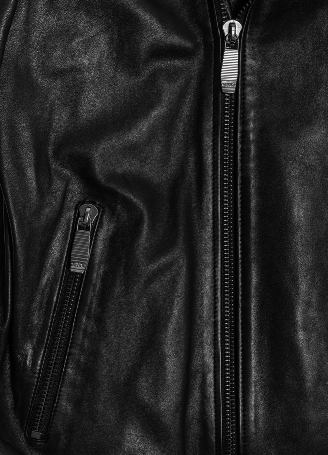 фото Куртка кожаная черного цвета модель № 21156