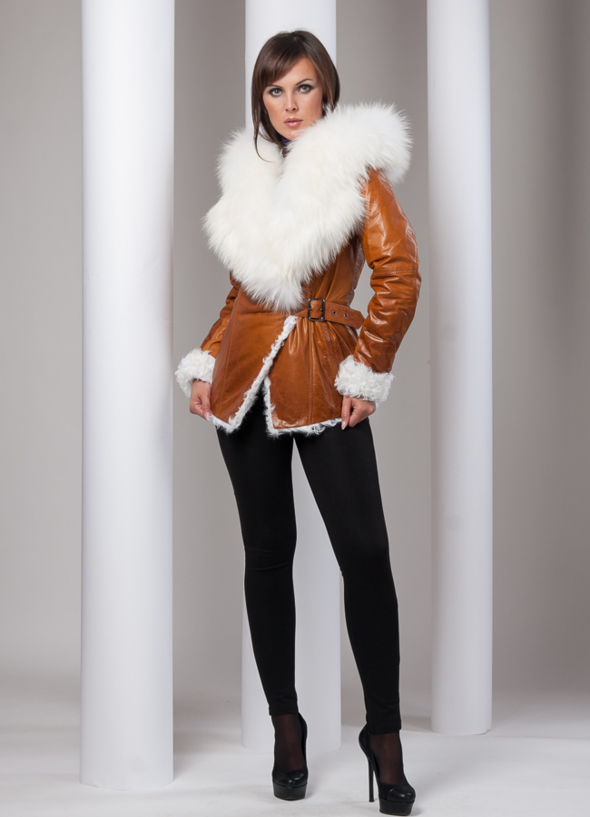 Кожаная дубленка с белым енотом модель № D-56 в кредит