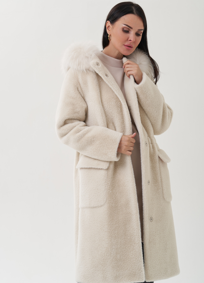 Полупальто бежевого цвета из эко меха модель № 24691 универмаг малина