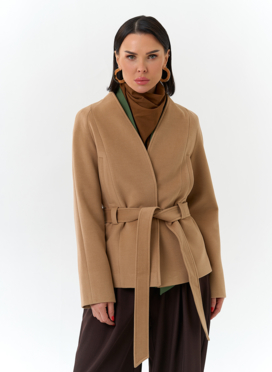 Женское укороченное пальто с поясом