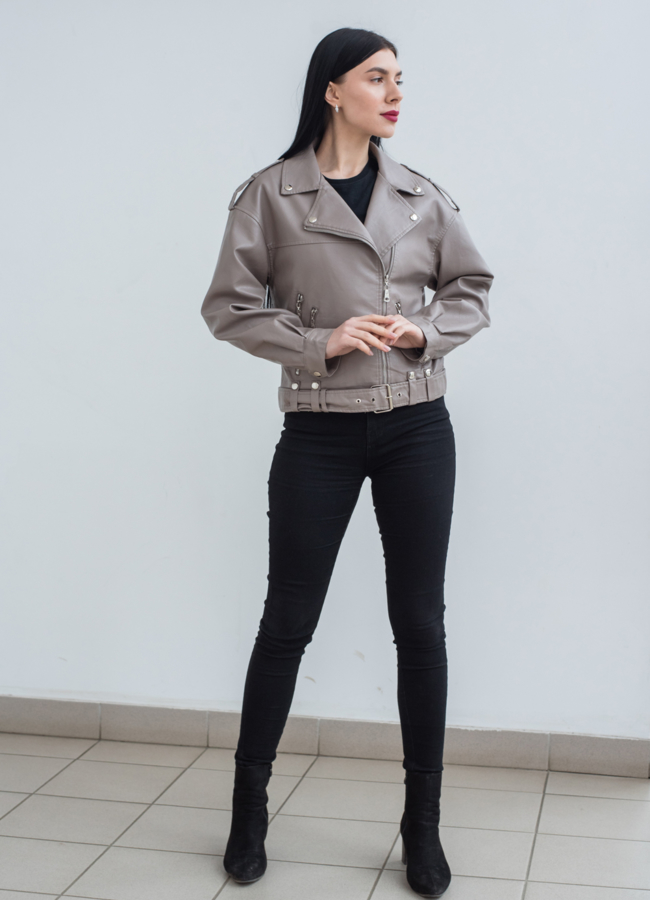 Женская куртка бежевого цвета из эко кожи модель № 22842 в рассрочку