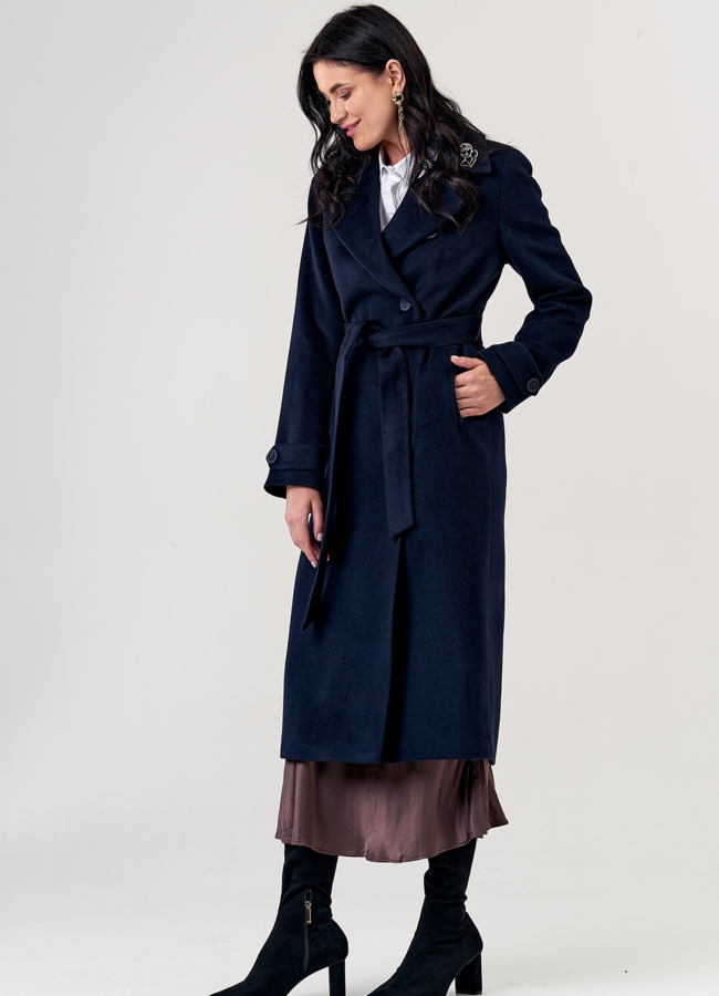 Женское пальто синего цвета с поясом модель № 21372 в кредит