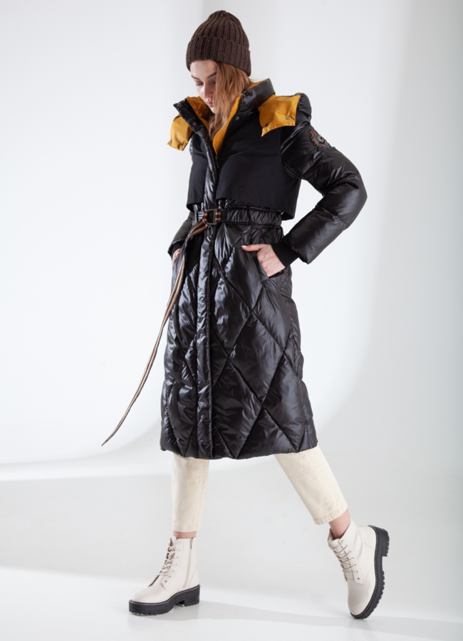 фото Пуховик черного цвета с капюшоном, с кокеткой модель № 537