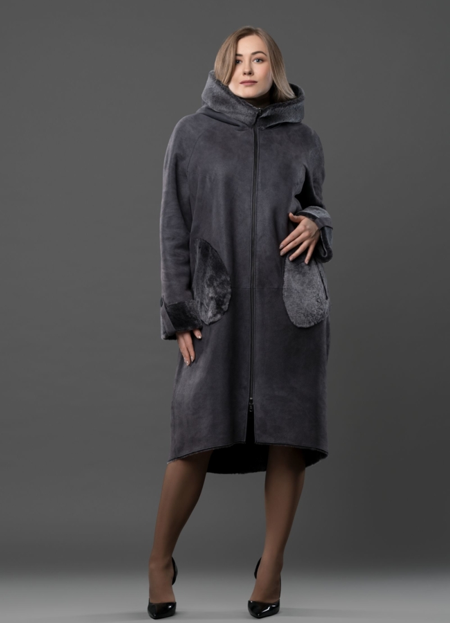 Дубленка двусторонняя серого цвета из астрагана на молнии с капюшоном модель № 3486 меха малина