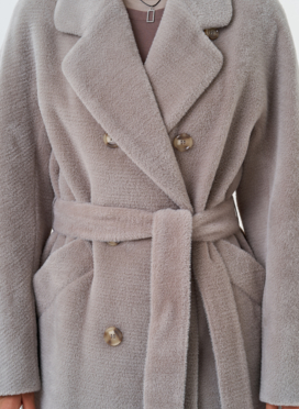 Утепленное двубортное пальто с английским воротником