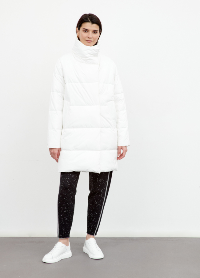 Белый пуховик модель № 79155 меха малина