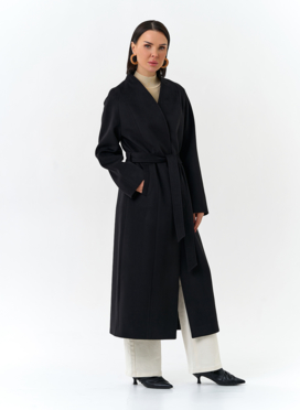 Женское пальто черного цвета с поясом
