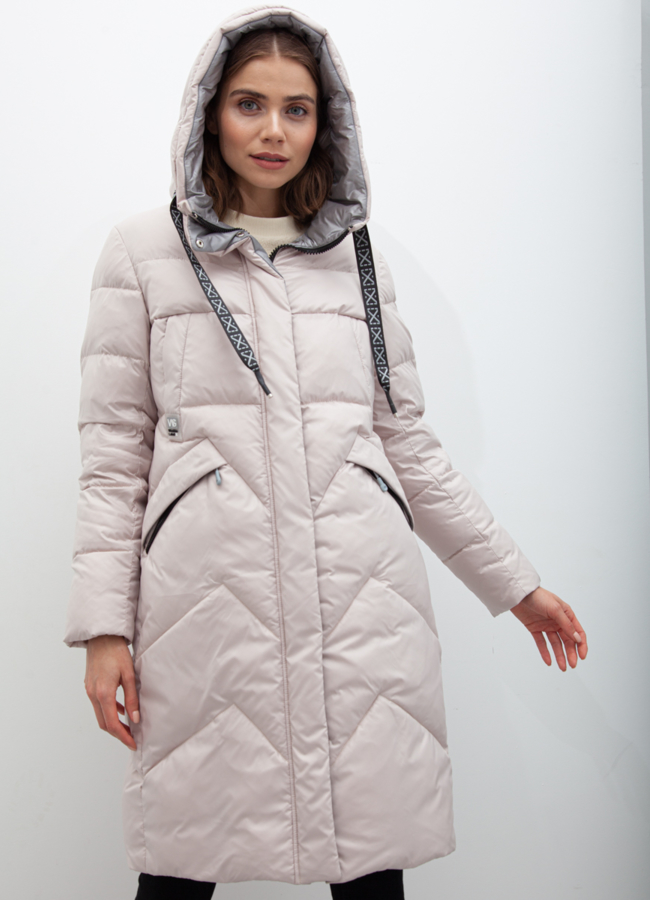 Пуховик женский бежевого цвета модель № 21040 меха малина