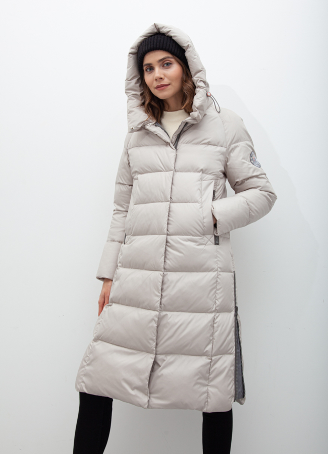 Пуховик женский бежевого цвета модель № 21030 меха малина