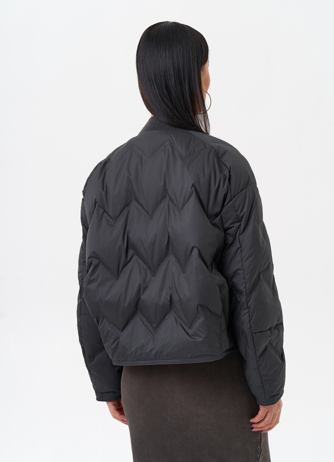 Короткая женская куртка на утеплителе модель № 29886 в кредит