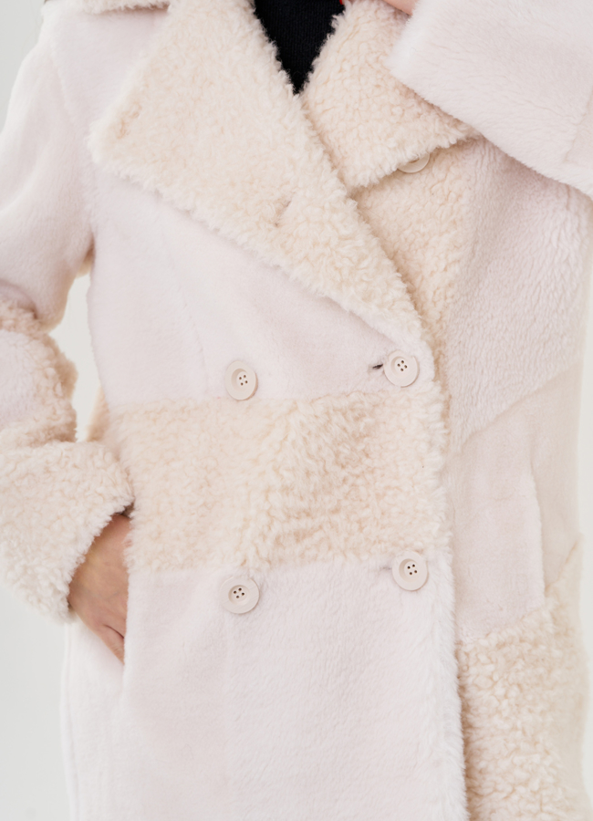 Светлое пальто из искусственного меха модель № 79327 в рассрочку