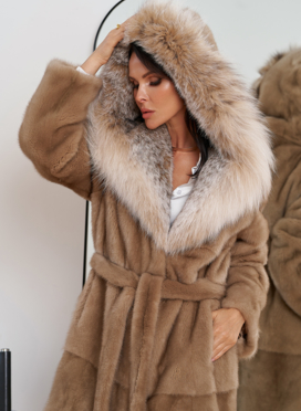 Женская шуба из меха норки с капюшоном из меха рыси