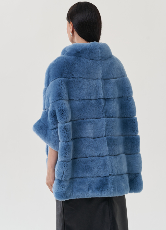 Укороченная шуба голубого цвета из меха кролика модель № 25319 в кредит