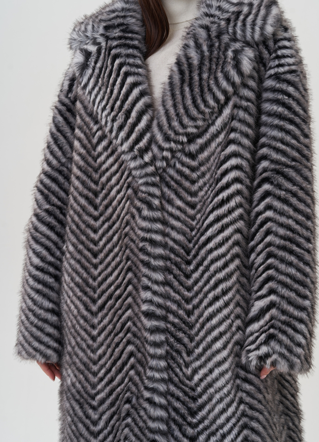 Длинное женское пальто из эко меха модель № 25686 в кредит