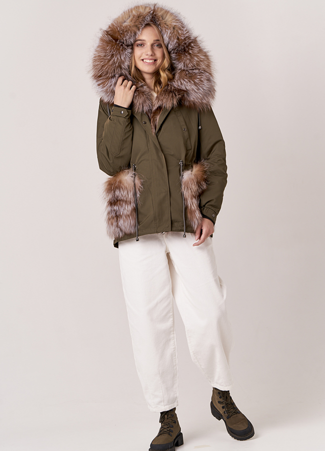 Укороченная парка в цвете хаки с блюфростом модель № 18947 в кредит