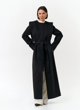 Женское длинное пальто с акцентными плечами