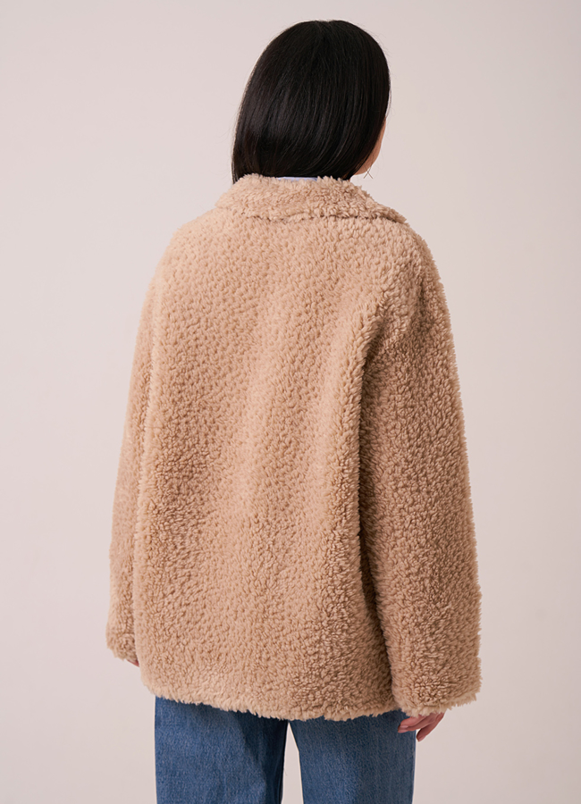 Укороченная шуба из эко меха на кнопках в бежевом цвете модель № 12009 в кредит