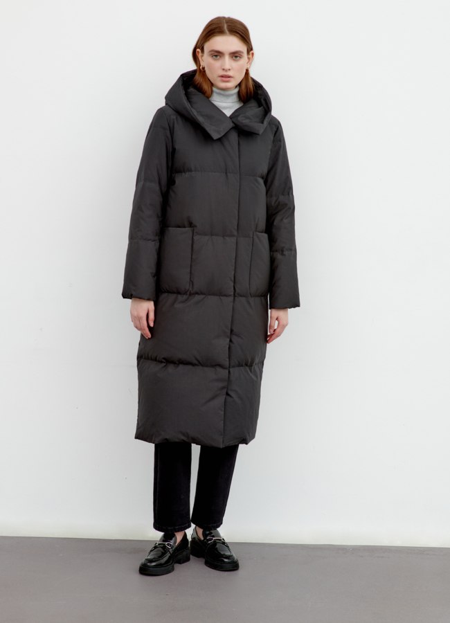 Длинный черный пуховик модель № 79411 меха малина