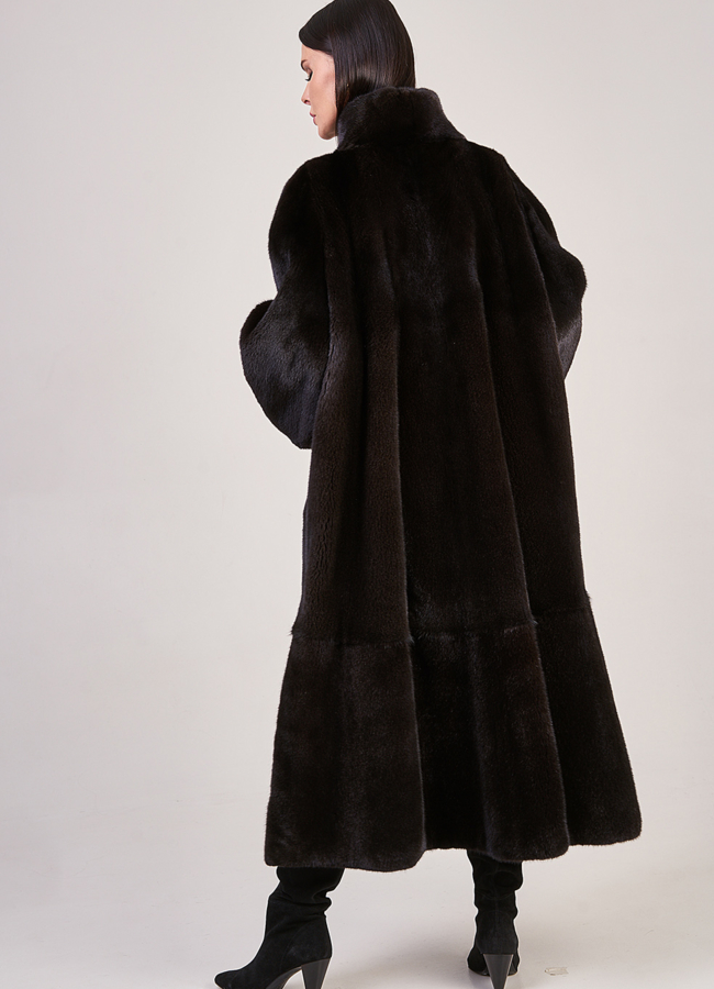 Расклешенная норковая шуба черного цвета с воротником стойка модель № S-844 в кредит