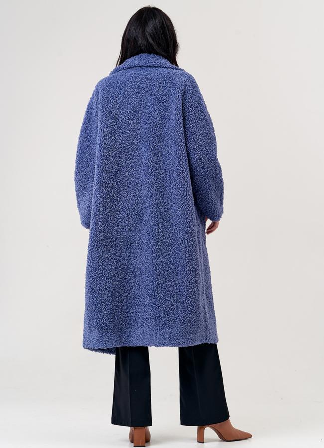 Пальто из эко меха синего цвета с английским воротником модель № 19434 в кредит