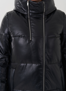 Женский пуховик из эко кожи с капюшоном