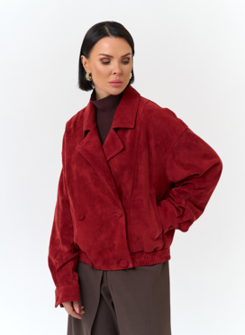 Женская куртка из натуральной замши красного цвета