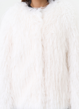Женская шуба под эко страуса белого цвета Женская шуба под эко страуса белого цвета