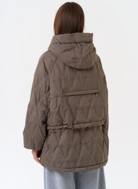 Женская куртка в коричневом цвете с капюшоном