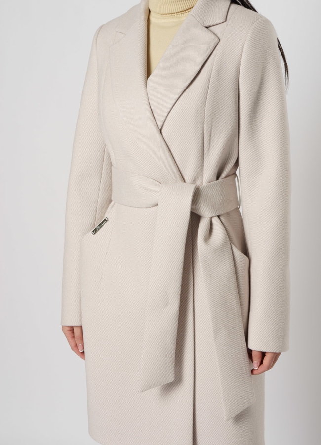 Пальто бежевого цвета с поясом модель № 20764 универмаг малина
