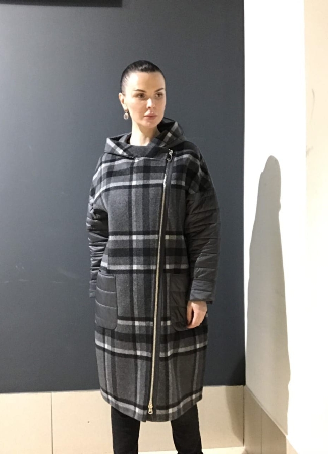 Комбинированное пальто серого цвета модель № 3436 меха малина