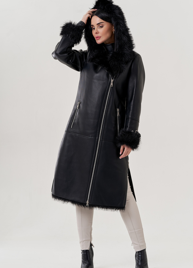Женская дубленка из эко кожи черного цвета  модель № 79456 меха малина