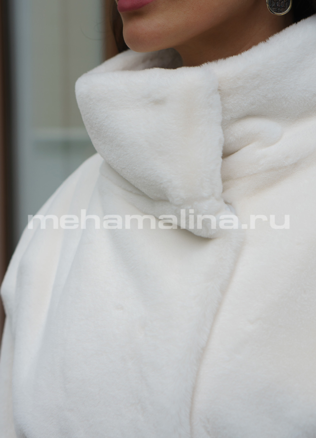 Шуба из искусственного меха белого цвета с воротником стойка и поясом модель № 7421 универмаг малина