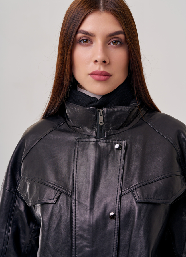 Женская куртка из натуральной кожи черного цвета  модель № 22454 универмаг малина