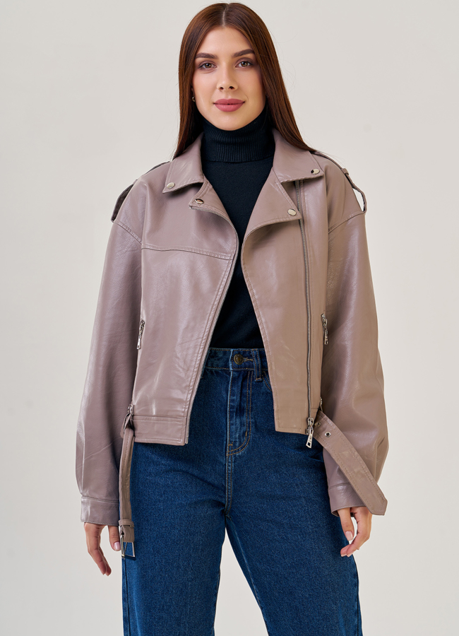 Куртка оверсайз из эко кожи светлого цвета модель № 22822 меха малина