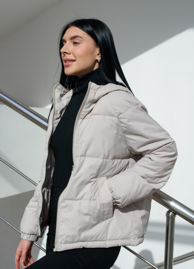 Женская куртка светло-бежевого цвета  модель № 22588 в кредит