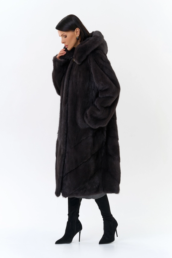 Женская шуба из норки силуэта баллон с капюшоном