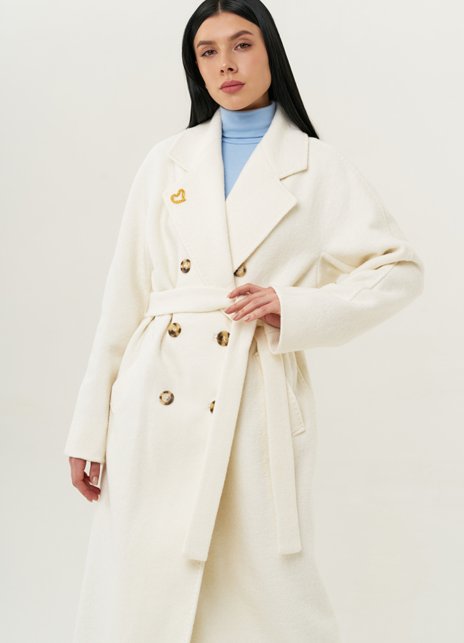 Светлое женское пальто-оверсайз с поясом модель № 22419 меха малина