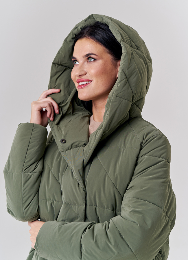 Пуховик зеленого цвета с капюшоном модель № 21841 универмаг малина