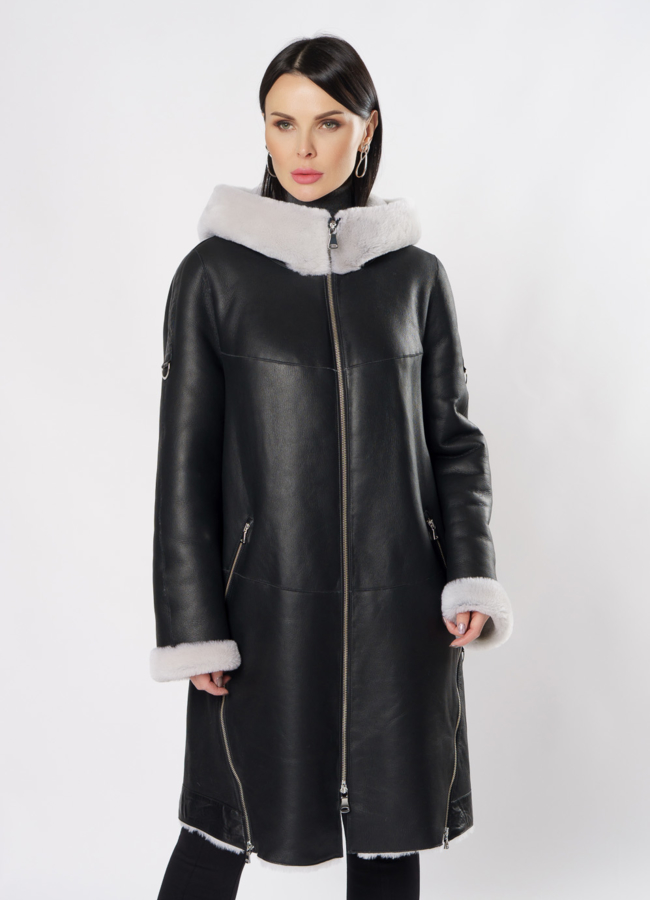 Дубленка черного цвета на молнии с капюшоном модель № 22192 меха малина