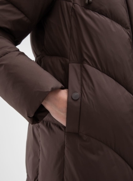 Женский пуховик коричневого цвета с капюшоном