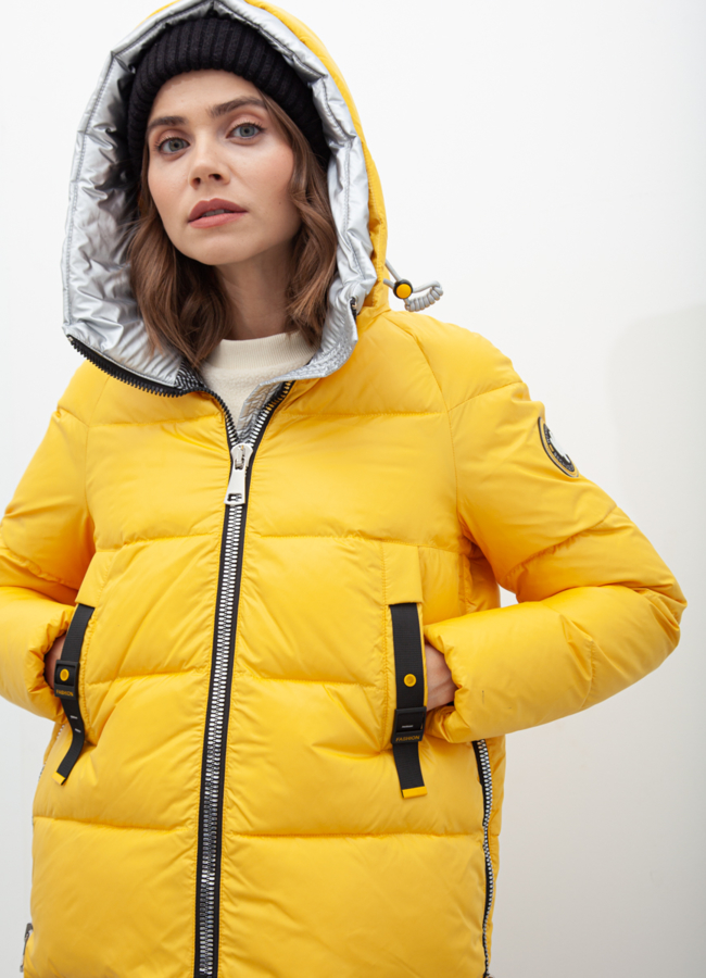 Укороченный женский пуховик с капюшоном модель № 21031 меха малина