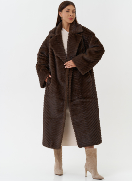 Пальто из эко меха с английским воротником