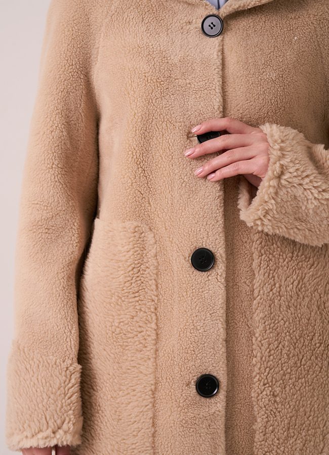 Пальто из эко меха на пуговицах с капюшоном модель № 9801 в рассрочку