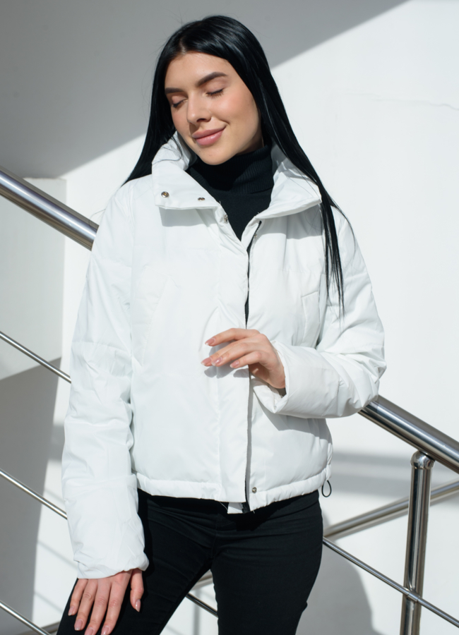 Куртка белого цвета  модель № 22587 меха малина