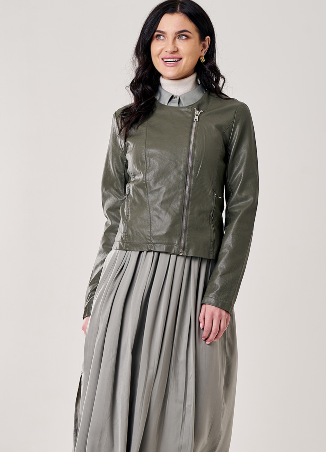 Куртка из эко кожи зеленого цвета модель № 20507 меха малина