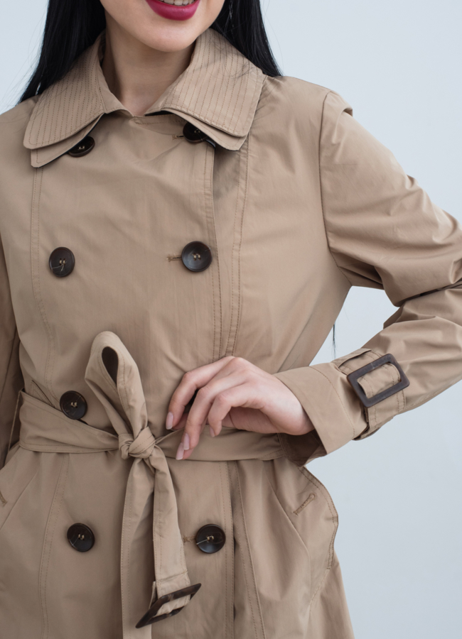 Плащ женский бежевого цвета с поясом   модель № 22845 в рассрочку