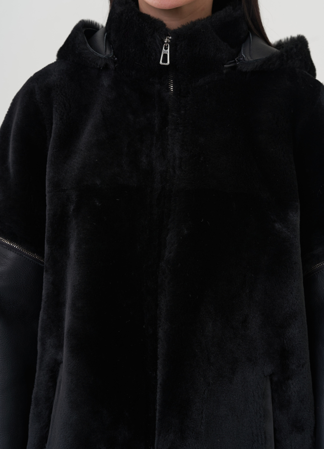 Женская дубленка черного цвета с капюшоном  модель № 25912 универмаг малина