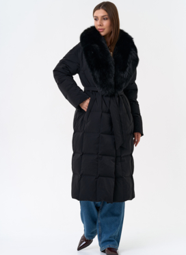 Женский пуховик с воротником из меха песца в черном цвете
